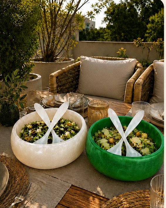 Bowl Creta MARA de resina aperlada y verde con ensalada
